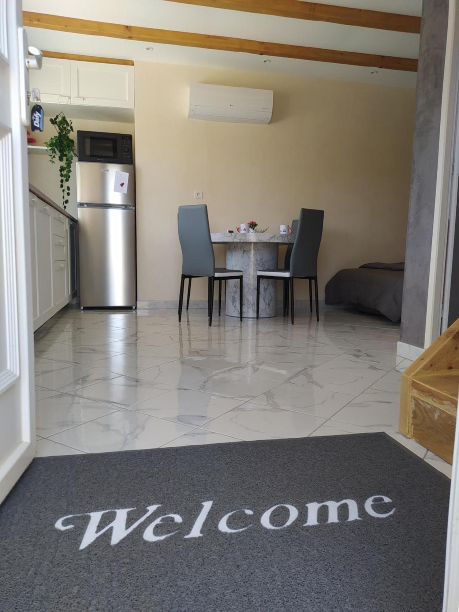 Studio Cosy Avec Terrasse Et Jacuzzi A Disposition De Mai A Aout Rians  Exterior foto